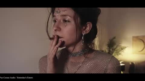 Snapshot of webcora chatting on December 21, 8:10 pm Coraline online show from December 21, 8:10 pm