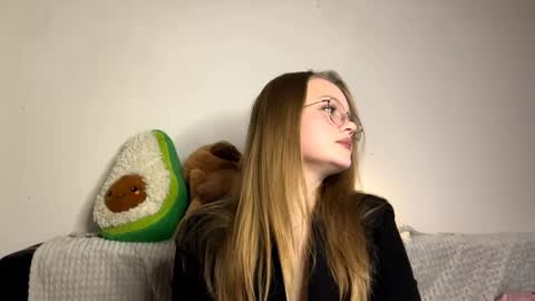 Snapshot of weicauley chatting on December 1, 5:18 pm Elise online show from December 1, 5:18 pm