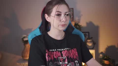 Snapshot of wesleegray chatting on January 12, 2:03 am little girl who is always rightLisa online show from January 12, 2:03 am