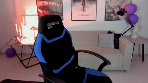 Snapshot of wesleegray chatting on January 27, 2:10 am little girl who is always rightLisa online show from January 27, 2:10 am