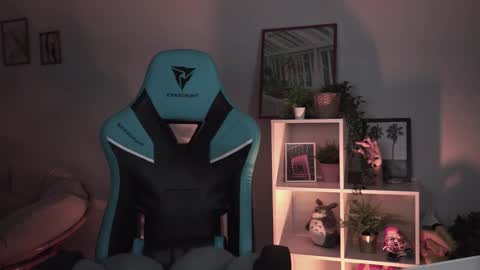 Snapshot of wesleegray chatting on February 24, 1:46 am little girl who is always rightLisa online show from February 24, 1:46 am