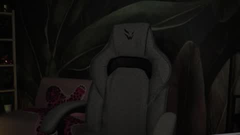 Snapshot of wesleegray chatting on October 21, 2:01 am little girl who is always rightLisa online show from October 21, 2:01 am