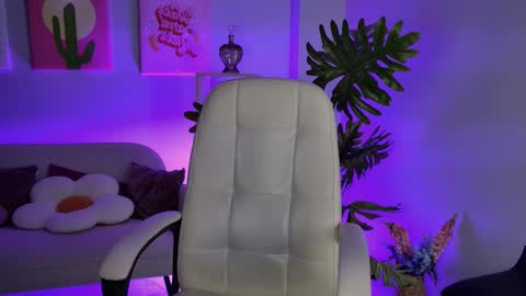 Snapshot of wesleegray chatting on January 19, 1:09 am little girl who is always rightLisa online show from January 19, 1:09 am