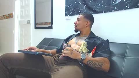 Snapshot of wesleyrogger chatting on November 5, 10:21 pm Wesley Rogger online show from November 5, 10:21 pm