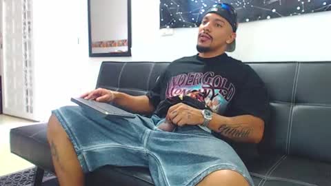 Snapshot of wesleyrogger chatting on November 8, 9:57 pm Wesley Rogger online show from November 8, 9:57 pm