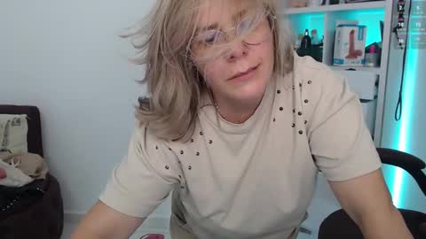 Snapshot of wet_liss chatting on February 23, 7:49 pm Diva online show from February 23, 7:49 pm