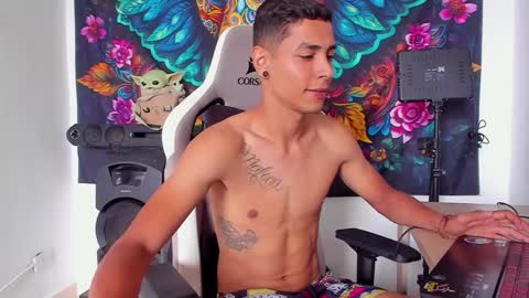 Snapshot of wexx_ chatting on December 11, 6:52 pm wex online show from December 11, 6:52 pm