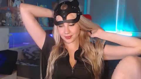 Whitekittykitten online show from October 31, 12:50 pm