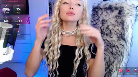 Snapshot of whitelabunny chatting on October 16, 9:43 am WhiteLaBunny online show from October 16, 9:43 am