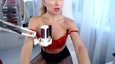 Snapshot of whitelabunny chatting on October 24, 9:38 am WhiteLaBunny online show from October 24, 9:38 am