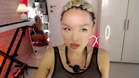 Snapshot of whitelabunny chatting on November 6, 2:18 pm WhiteLaBunny online show from November 6, 2:18 pm