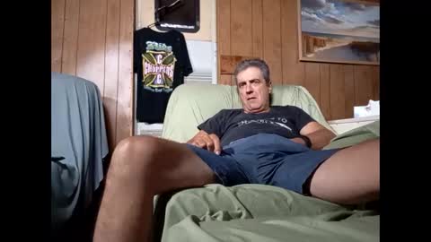 Snapshot of whitelion67 chatting on December 4, 2:43 am whitelion67 online show from December 4, 2:43 am