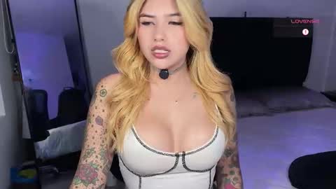 Snapshot of whites_emma chatting on September 26, 2:48 am EMMA online show from September 26, 2:48 am