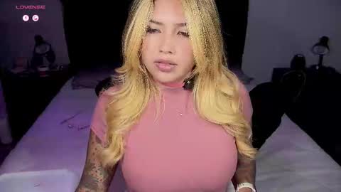 Snapshot of whites_emma chatting on October 11, 2:11 am EMMA online show from October 11, 2:11 am