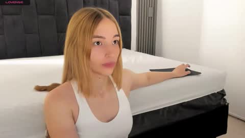 Snapshot of whitesun_01 chatting on October 6, 12:46 pm WhiteSun online show from October 6, 12:46 pm