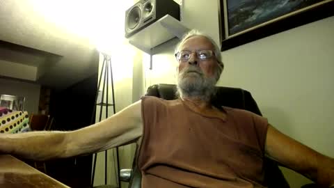 Snapshot of whofcares2 chatting on October 6, 12:41 am whofcares2 online show from October 6, 12:41 am