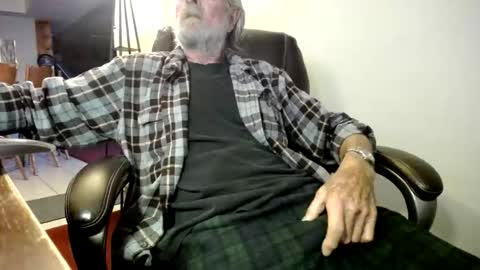 Snapshot of whofcares2 chatting on December 18, 6:58 pm whofcares2 online show from December 18, 6:58 pm