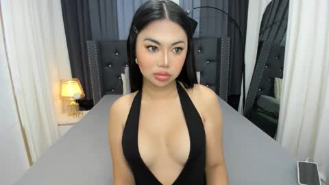 Snapshot of whoss_sofia chatting on November 18, 5:23 am Sofia online show from November 18, 5:23 am