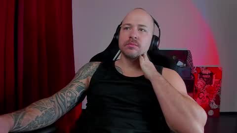 Snapshot of why_you_so_serious chatting on November 27, 6:10 pm VI online show from November 27, 6:10 pm