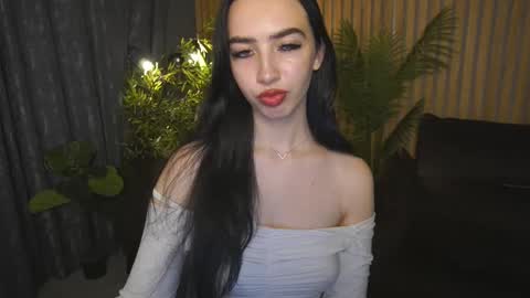 Snapshot of wildkittenx_ chatting on October 9, 5:49 am Alena online show from October 9, 5:49 am