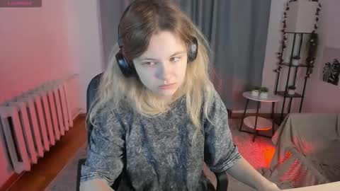 Snapshot of wildopal chatting on December 4, 6:01 am Mila 3 online show from December 4, 6:01 am