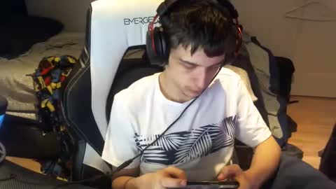 Snapshot of willfro_ chatting on October 16, 2:45 am willfro_ online show from October 16, 2:45 am