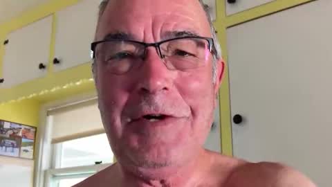 Snapshot of willirob chatting on May 11, 4:04 pm William online show from May 11, 4:04 pm