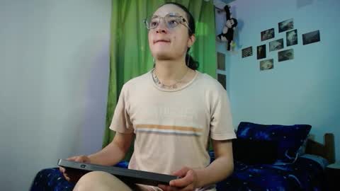 Snapshot of willmonkey chatting on October 26, 2:39 am willmonkey online show from October 26, 2:39 am