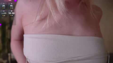 Snapshot of wilonebute chatting on March 2, 5:08 am Mary online show from March 2, 5:08 am