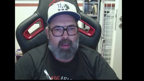 Snapshot of womenizzeer chatting on October 23, 10:52 pm Adam online show from October 23, 10:52 pm