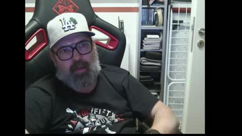 Snapshot of womenizzeer chatting on October 27, 12:15 am Adam online show from October 27, 12:15 am