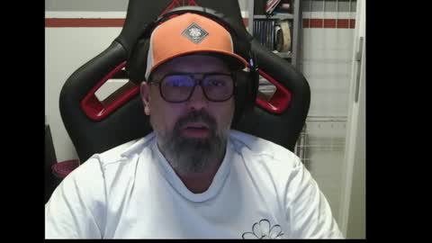 Snapshot of womenizzeer chatting on November 3, 12:02 am Adam online show from November 3, 12:02 am