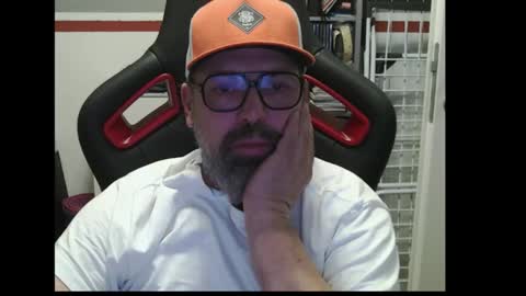 Snapshot of womenizzeer chatting on November 6, 7:09 am Adam online show from November 6, 7:09 am