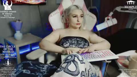 Snapshot of wounded_goddess chatting on October 24, 7:10 pm Goddess Sophy online show from October 24, 7:10 pm