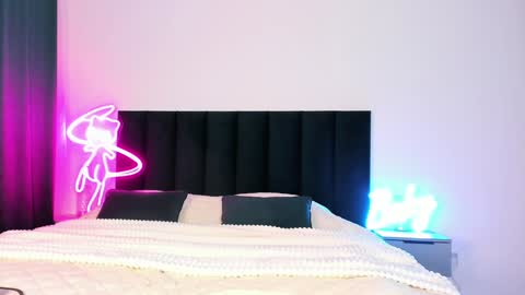 Emi online show from December 2, 8:11 pm