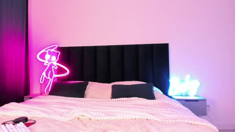 Emi online show from December 5, 11:18 pm