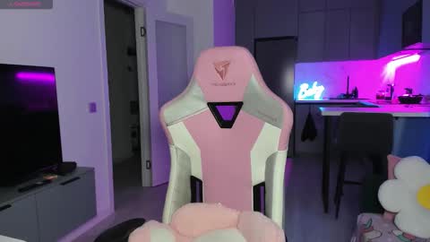 Emi online show from October 31, 4:08 pm