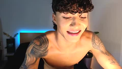 Snapshot of wyatt_rose chatting on September 16, 10:44 pm wyatt online show from September 16, 10:44 pm