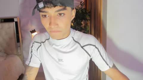 Snapshot of wyatt_rose chatting on November 27, 3:41 am wyatt online show from November 27, 3:41 am