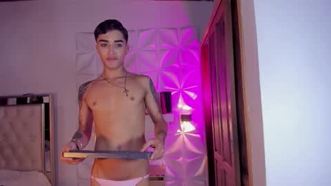 Snapshot of wyatt_rose chatting on December 15, 2:27 am wyatt online show from December 15, 2:27 am