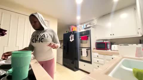 Snapshot of wynterheat chatting on February 5, 5:41 am Wynter Heat online show from February 5, 5:41 am