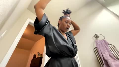 Snapshot of wynterheat chatting on October 16, 7:20 am Wynter Heat online show from October 16, 7:20 am