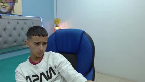 Snapshot of xavii_18_ chatting on February 5, 1:22 pm xavii_18_ online show from February 5, 1:22 pm