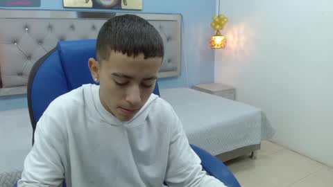 Snapshot of xavii_18_ chatting on February 9, 12:19 pm xavii_18_ online show from February 9, 12:19 pm