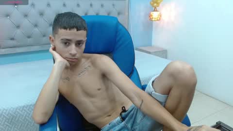 Snapshot of xavii_18_ chatting on February 9, 3:23 pm xavii_18_ online show from February 9, 3:23 pm