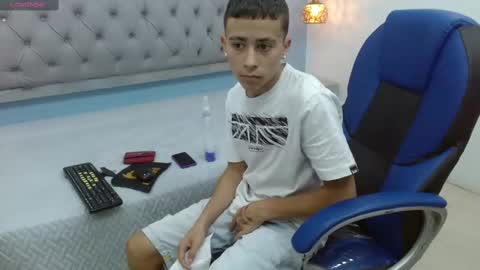 Snapshot of xavii_18_ chatting on February 12, 6:51 pm xavii_18_ online show from February 12, 6:51 pm