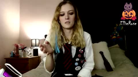 Snapshot of xelliee_rosex chatting on October 11, 11:36 pm EllieeRose online show from October 11, 11:36 pm