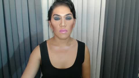 GWEN THOMPSON .......   online show from December 29, 4:05 am