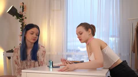 Snapshot of xiaobrunscheen chatting on November 8, 4:12 am Luna and Lina online show from November 8, 4:12 am