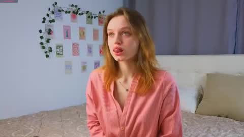 Snapshot of xiaobrunscheen chatting on December 3, 4:20 am Luna and Lina online show from December 3, 4:20 am